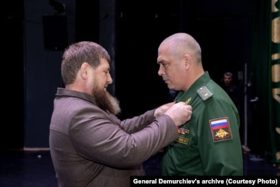 Демурчиев получает награду от Кадырова (фото из архива переписок)